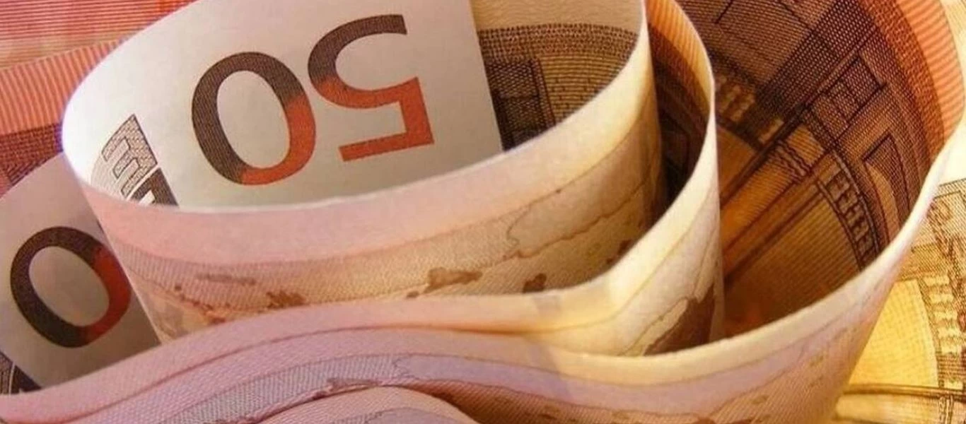 Ελεύθεροι επαγγελματίες: Ξεκινά σήμερα η σταδιακή καταβολή των 800 ευρώ